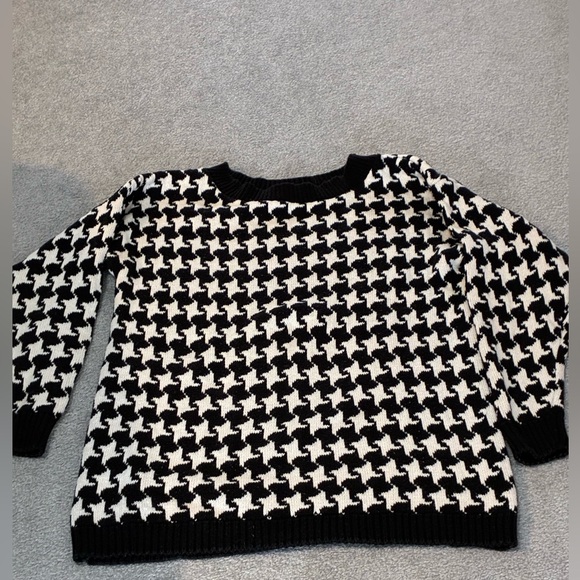 Macy's Sweaters - Houndstooth Macy’s Black and White Sweater Medium
